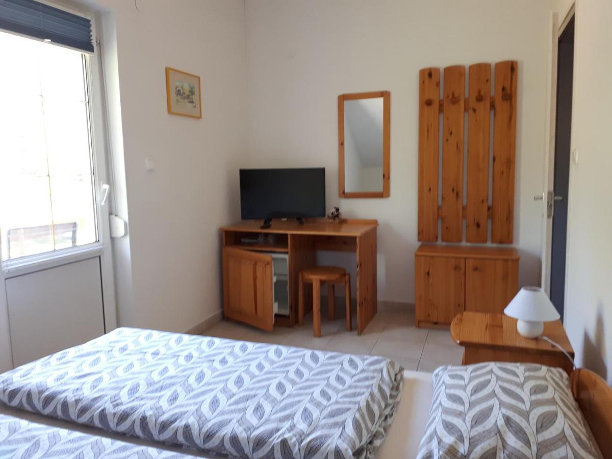 Borkuti Panzio Es Apartman Balatonszárszó Buitenkant foto
