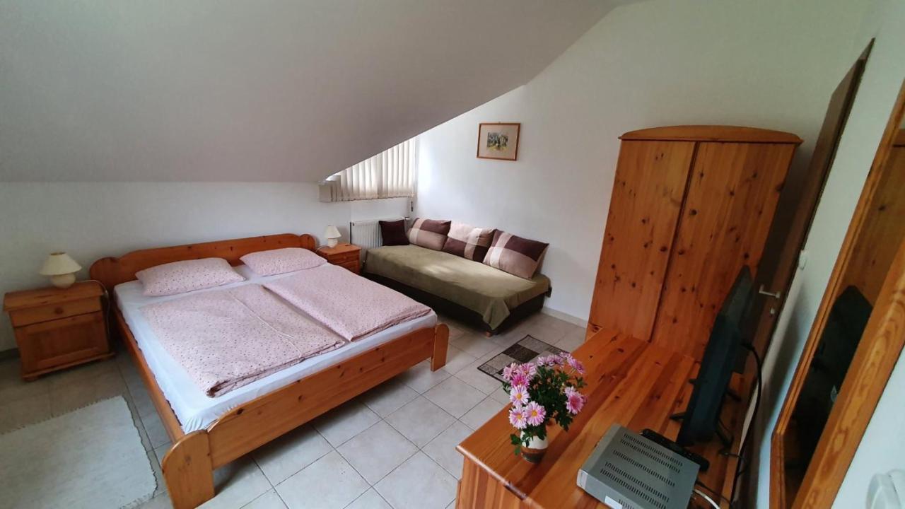 Borkuti Panzio Es Apartman Balatonszárszó Buitenkant foto