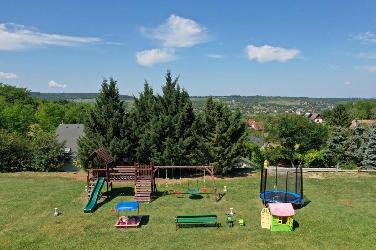 Borkuti Panzio Es Apartman Balatonszárszó Buitenkant foto