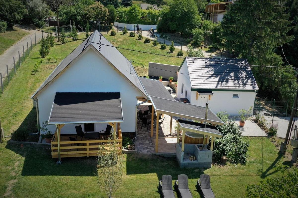 Borkuti Panzio Es Apartman Balatonszárszó Buitenkant foto