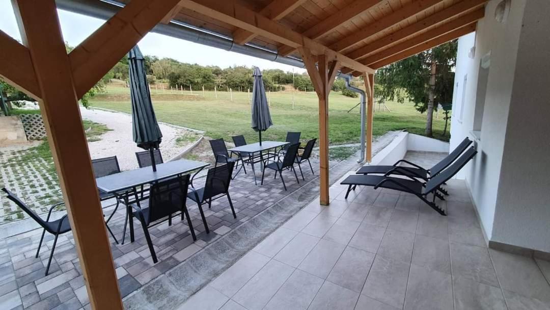 Borkuti Panzio Es Apartman Balatonszárszó Buitenkant foto